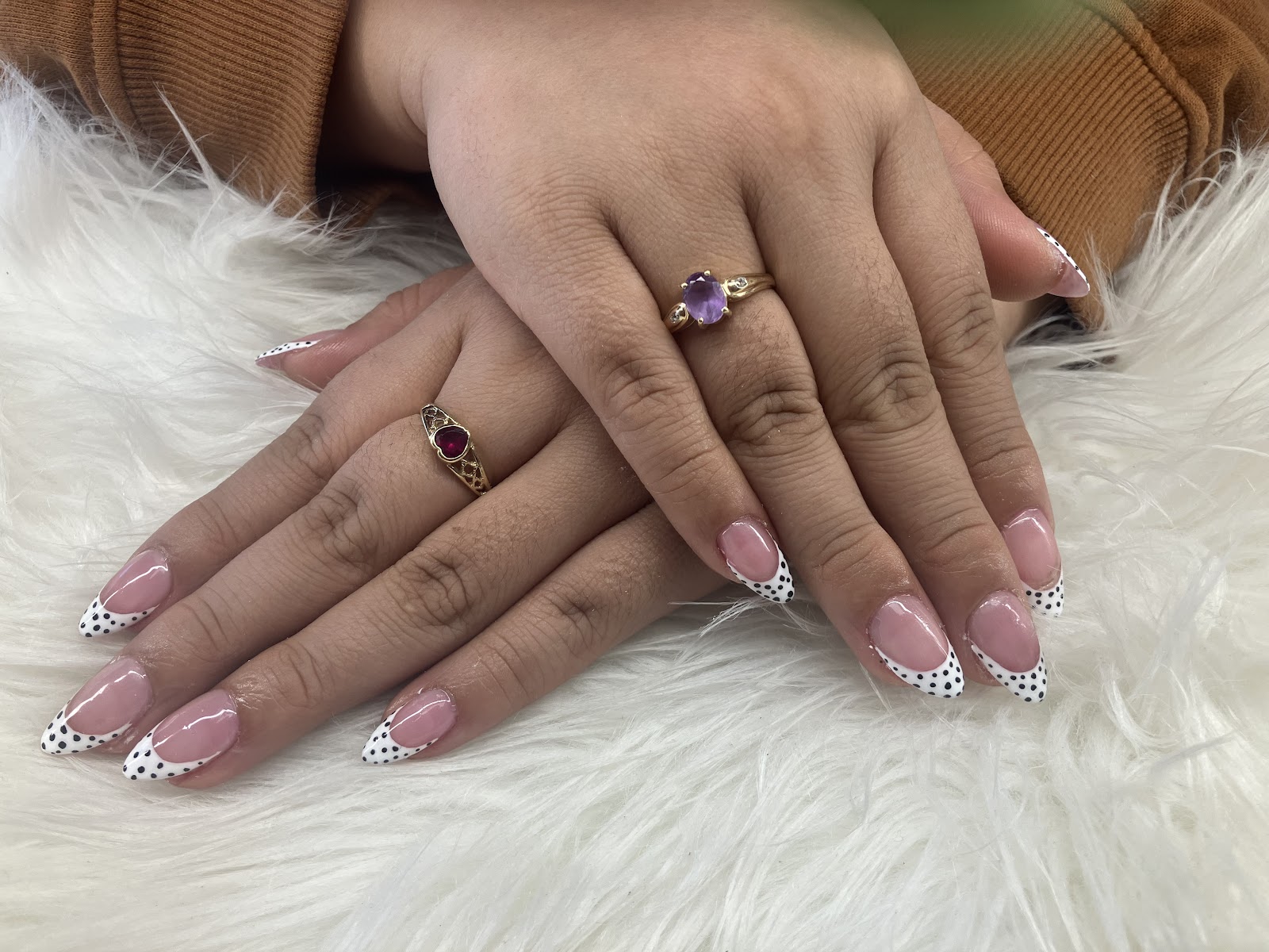 T&T Nails logo